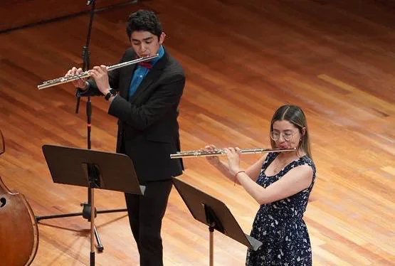 Dúo de flautas interpretando en escenario