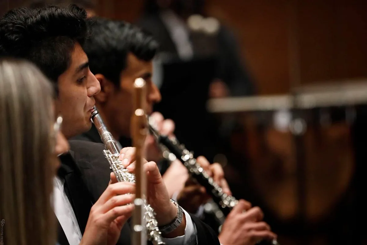 Santiago Ruiz interpretando dentro de una sección orquestal