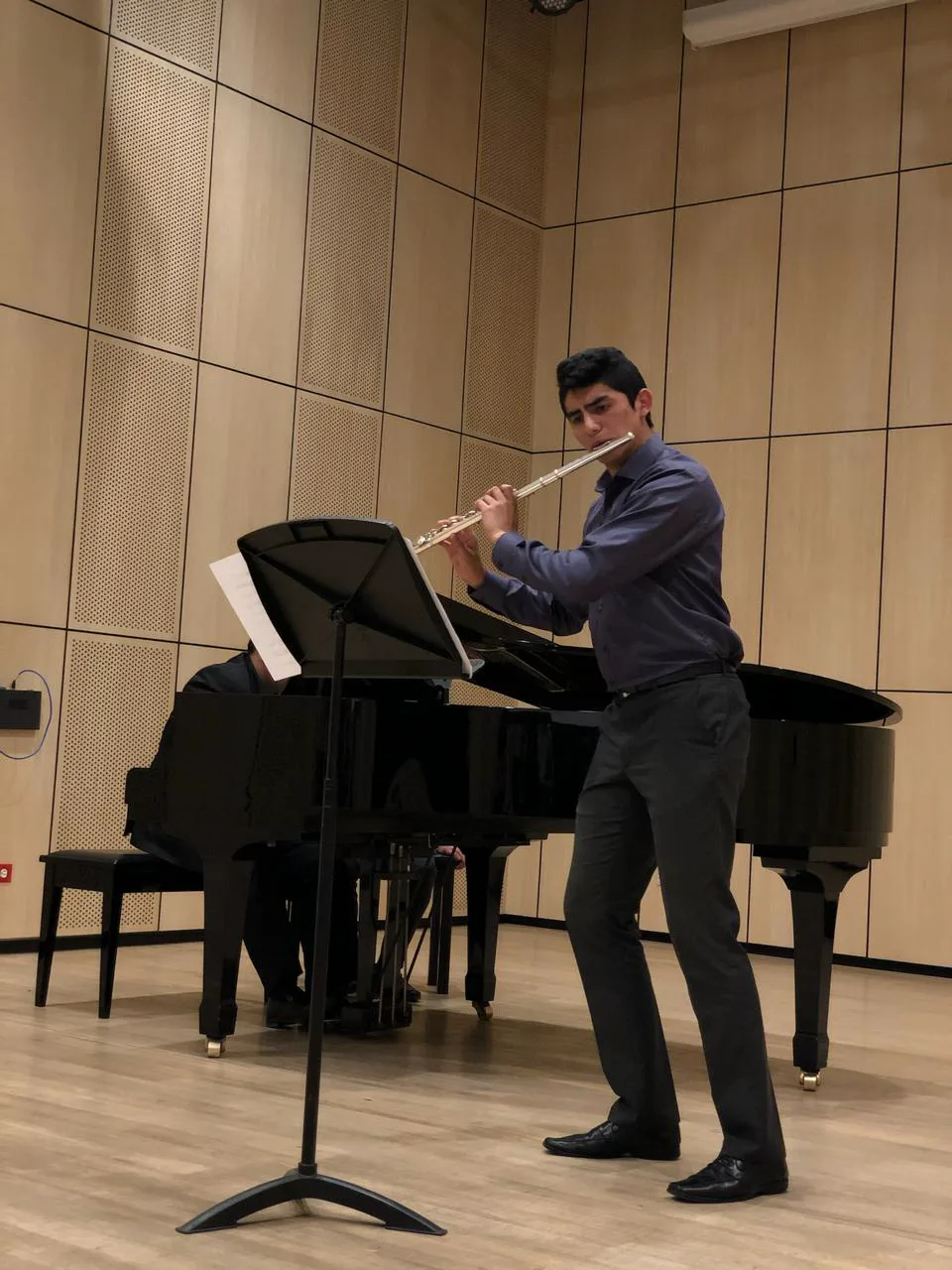 Santiago Ruiz tocando flauta en recital junto a un piano